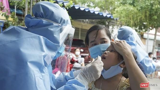 Lực lượng y tế Đà Nẵng lấy mẫu xét nghiệm SARS-CoV-2 cho người dân