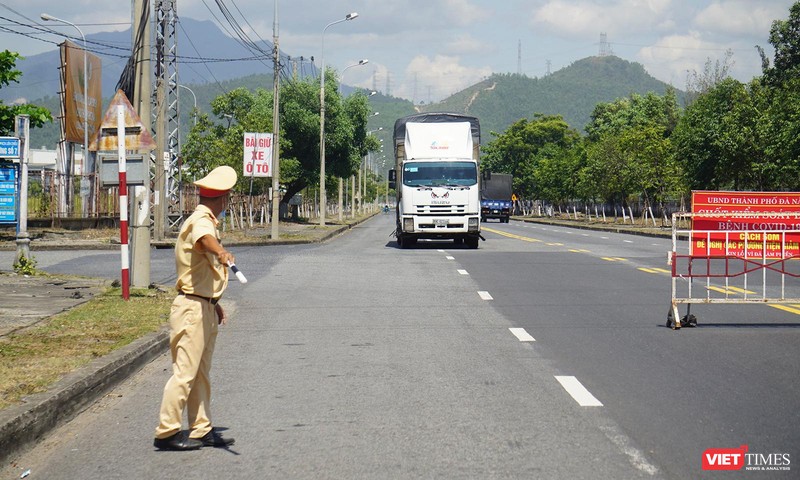 CSGT hướng dẫn phương tiện đi vào khu vực khai báo y tế tại cửa ngõ ra vào TP Đà Nẵng