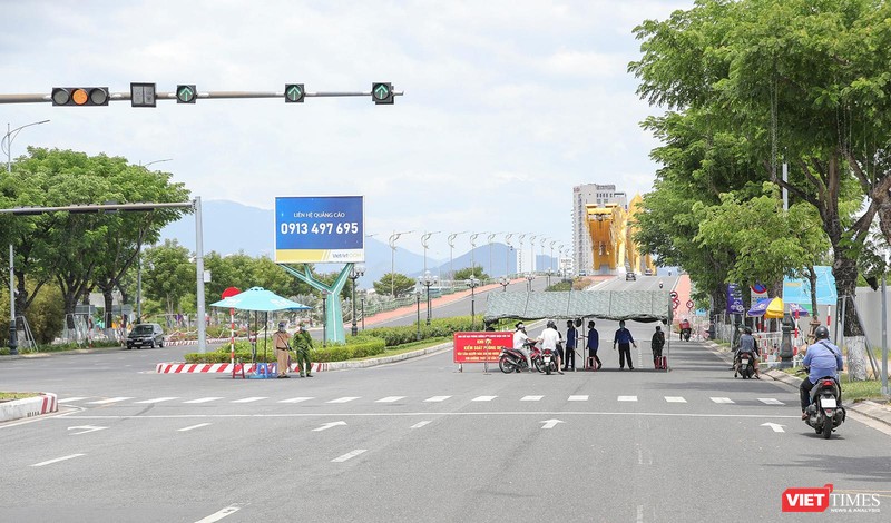 Chốt kiểm soát phòng dịch tại nút giao thông dẫn lên cầu Rồng, TP Đà Nẵng
