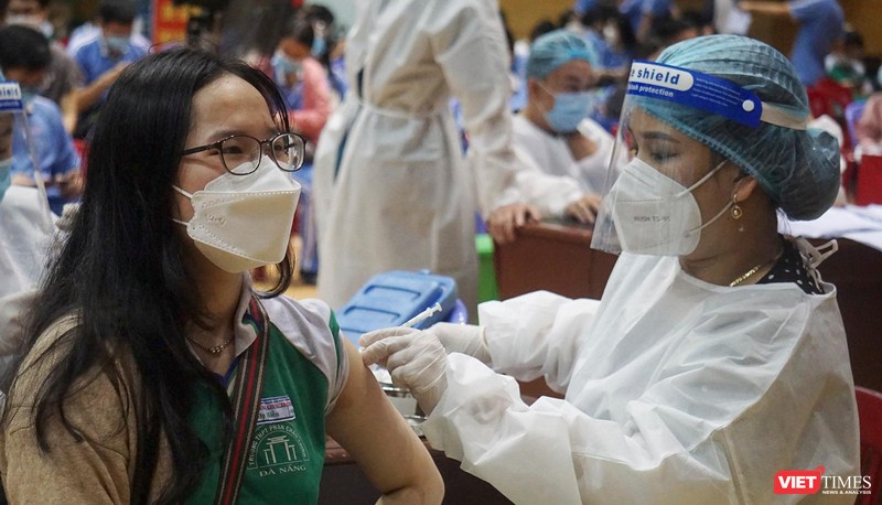 Lực lượng y tế Đà Nẵng tiêm vaccine phòng COVID-19 cho học sinh THPT trên địa bàn