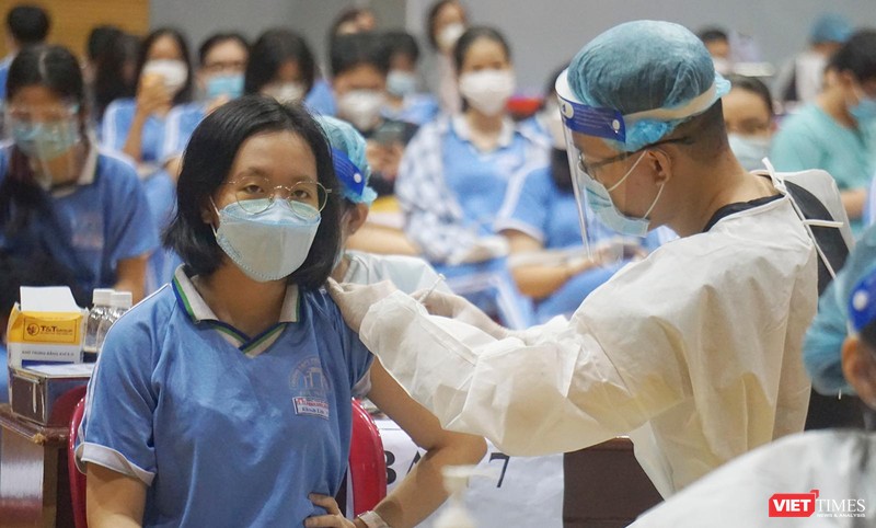 Lực lượng y tế Đà Nẵng tiêm vaccine COVID-19 trên diện rộng cho trẻ dưới 18 tuổi tại Cung thể thao Tiên Sơn