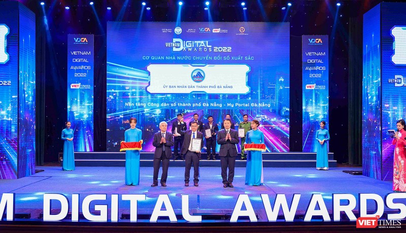 Đại diện TP Đà Nẵng nhận giải thưởng “Cơ quan Nhà nước chuyển đổi số xuất sắc” với nền tảng Công dân số Đà Nẵng.