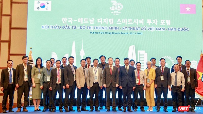 Các đại biểu chụp ảnh lưu niệm trong khuôn khổ hội thảo đầu tư đô thị thông minh-kỹ thuật số Việt Nam – Hàn Quốc diễn ra sáng nay (25/11)