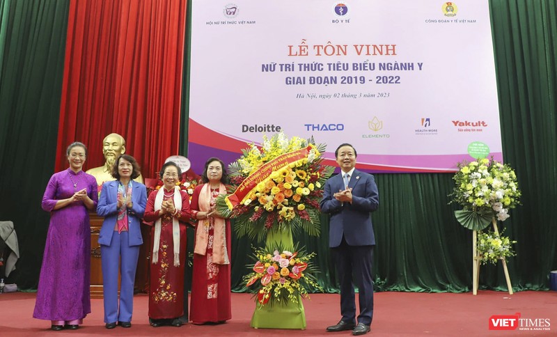 Phó Thủ tướng Trần Hồng Hà tặng hoa chúc mừng Lễ tôn vinh nữ trí thức tiêu biểu ngành y giai đoạn 2019 - 2022, nhân hướng đến Ngày quốc tế phụ nữ 8/3.