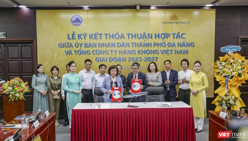 Bà Ngô Thị Kim Yến – Phó Chủ tịch UBND TP Đà Nẵng và ông Trịnh Ngọc Thành - Phó Tổng Giám đốc Vietnam Airlines tại lễ ký kết