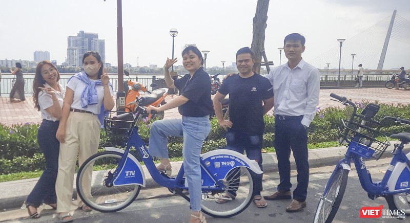 Du khách thích thú với dịch vụ xe đạp công cộng sử dụng bằng QRcode ở Đà Nẵng