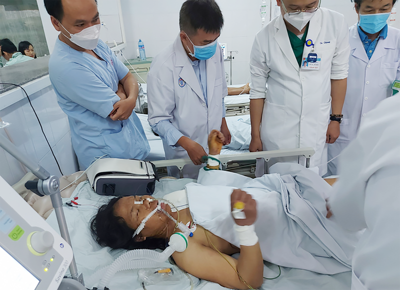 Bệnh nhân vị ngộ độc đang được điều trị tại Bệnh viện đa khoa khu vực miền núi phía Bắc Quảng Nam (ảnh BVCC)