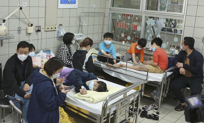 Bệnh nhi là học sinh lớp 2 Trường tiểu học Kim Giang nhập viện tại Bệnh viện Bạch Mai chiều ngày 28/3 với nghi vấn ngộ độc thực phẩm (ảnh BVCC)