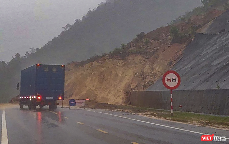 Một vị trí sạt lở lớn trên đèo La Ngà (Hoà Vang, Đà Nẵng). (ảnh CTV) vt_sat lo la nga 2.png