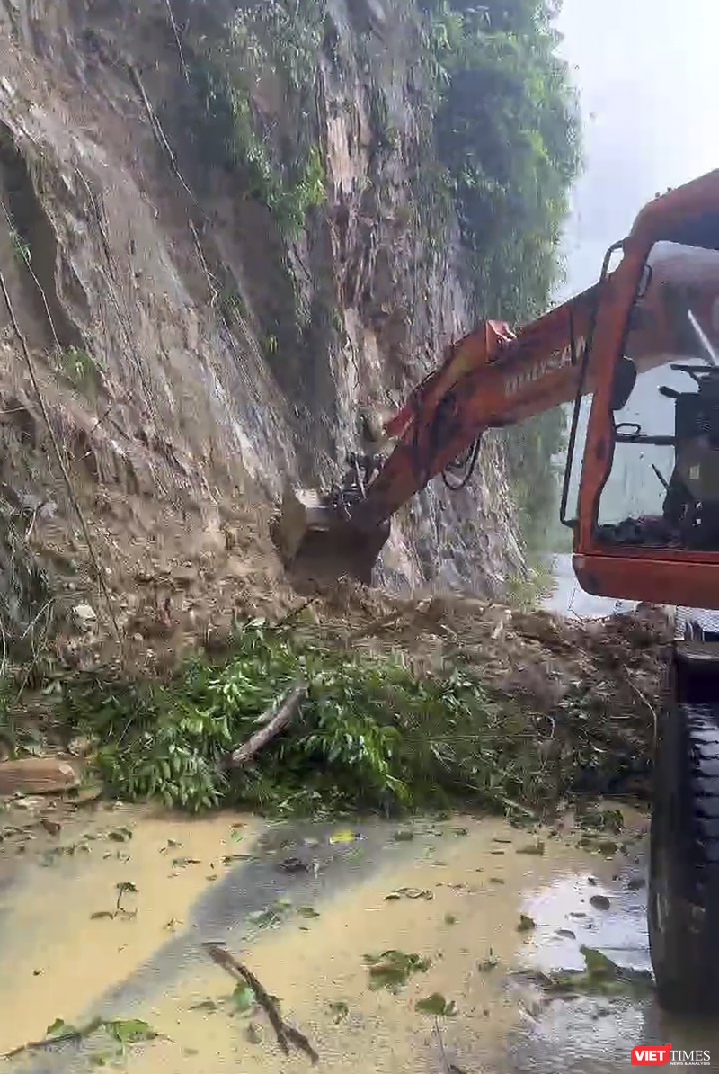 Khẩn trương dọn dẹp đất đá bị sạt lở do mưa lớn ở đèo La Ngà (ảnh CTV) vt_sat lo la nga 4.png