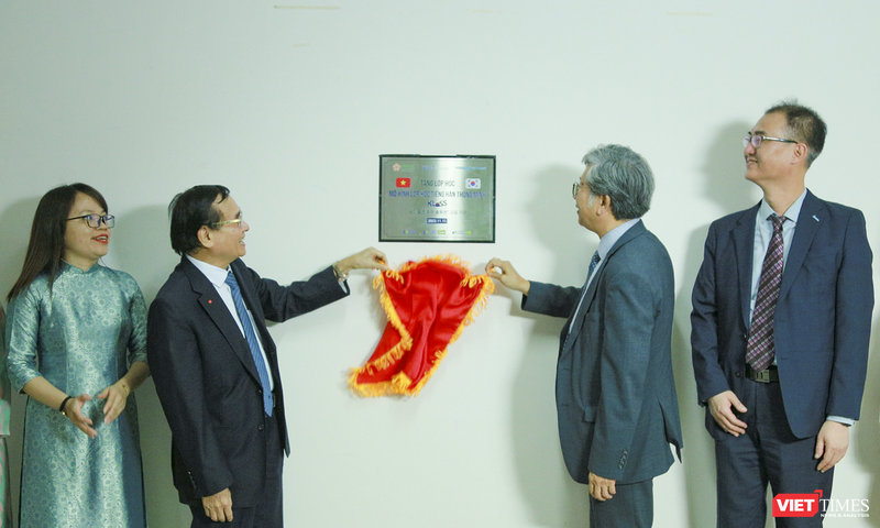 Ông Lee Byung Hwa - Giám đốc Quốc gia văn phòng KOICA tại Việt Nam (phải) và thầy Lương Minh Sâm – Chủ tịch Hội đồng trường ĐH Đông Á ra mắt phòng thực hành skills lab tiếng Hàn với các thiết bị giảng dạy do KOICA tài trợ vt_ky ket 4.png