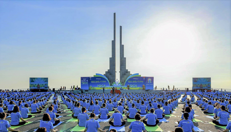 Quảng trường Nghinh Phong (Phú Yên) trong sự kiện yoga thế giới (ảnh Huni Architectes) giai thuong 2.png