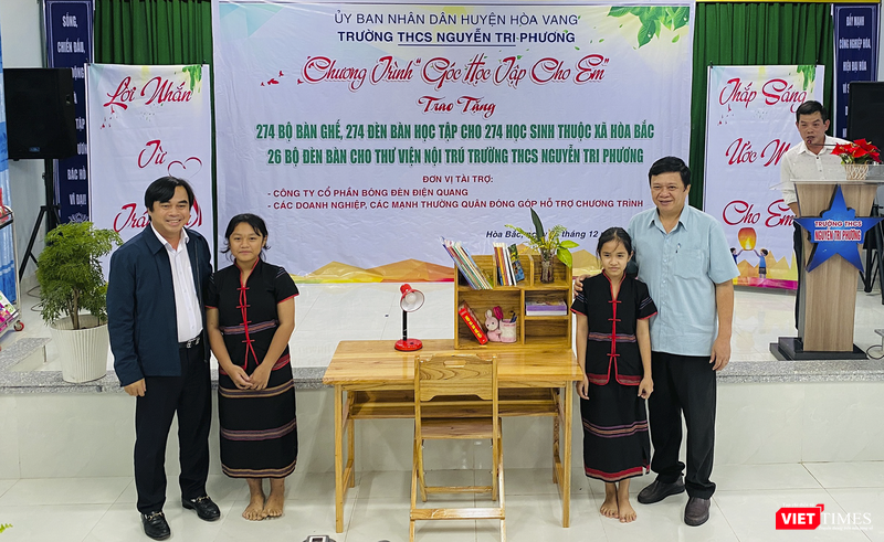 Ông Tô Văn Hùng - Bí thư Huyện uỷ Hòa Vang (bìa trái) trao bàn học cho học sinh trên địa bàn vt_keu goi 3.png