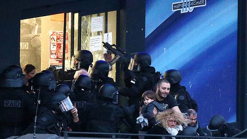 Các con tin từ siêu thị Kosher ở Paris đươc an ninh giải cứu - Ảnh: AFP