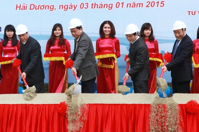 Bộ trưởng Đinh La Thăng (thứ hai từ bên trái), thứ trưởng Nguyễn Hồng Trường (bìa phải) cùng lãnh đạo Hải Dương làm thủ tục phát lệnh khởi công hai cầu Tràng Thưa và Cống Neo