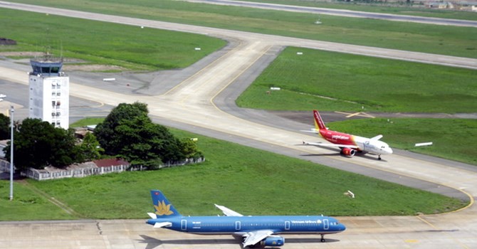 Nhiều thời điểm máy bay phải xếp hàng chờ cất cánh tại sân bay Nội Bài.
