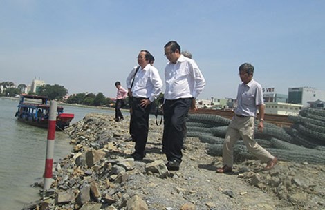 Các cơ quan chức năng kiểm tra dự án lấn sông Đồng Nai.