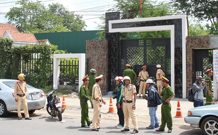 Cảnh sát bảo vệ hiện trường vụ thảm sát 