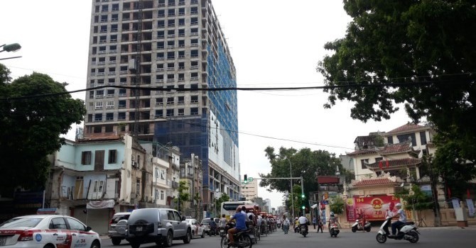 Dự án chung cư số 8B Lê Trực (nằm đối diện UBND phường Điện Biên) từng bị UBND quận Ba Đình (Hà Nội) xử phạt 40 triệu đồng vì xây dựng không có giấy phép xây dựng.