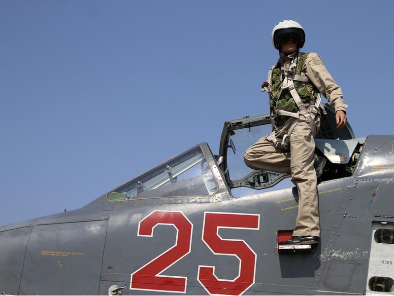 Một phi công Nga bên chiếc Su-25 tại căn cứ Hmeimim ở Syria - Ảnh: AFP
