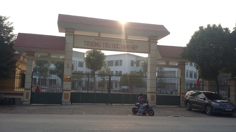 Chiều 22-12, học sinh ở trường tiểu học, THCS Ninh Hiệp vẫn chưa đến trường - Ảnh: Quang Thế