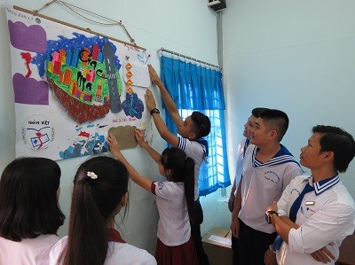 Học sinh lớp 10 Trường THPT Nhân Việt (TPHCM) trang trí cho báo tường mang chủ đề về trận hải chiến Gạc Ma (quần đảo Trường Sa) - nơi 64 chiến sĩ Hải quân Nhân dân Việt Nam đã hy sinh để bảo vệ chủ quyền biển đảo của tổ quốc. Ảnh: L.T