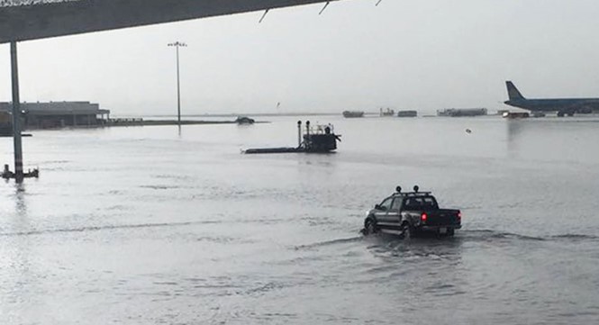 Khu vực sân đậu máy Sân bay Tân Sơn Nhất tiếp tục ngập nặng trong trận mưa chiều 11.9.