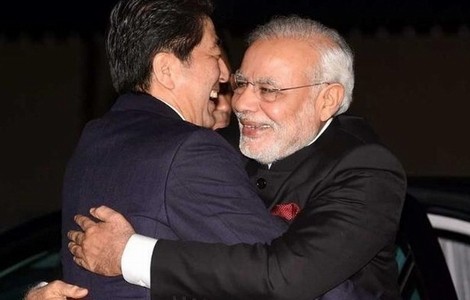 Thủ tướng Nhật Bản Abe (bên trái) và người đồng cấp Ấn Độ Modi 