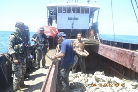 Quân đội Philippines kiểm tra tàu cá của ngư dân Trung Quốc 