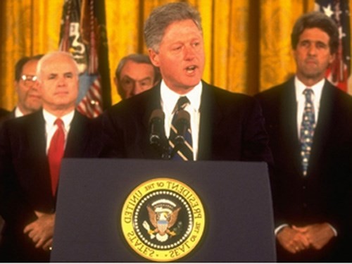 Các ông John Kerry (phải) và John McCain chứng kiến Tổng thống Bill Clinton thông báo bình thường hóa quan hệ với VN năm 1995 - Ảnh: Chụp màn hình