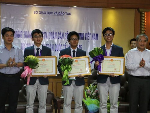 Thứ trưởng Nguyễn Vinh Hiển trao phần thưởng  cho học sinh đoạt huy chương