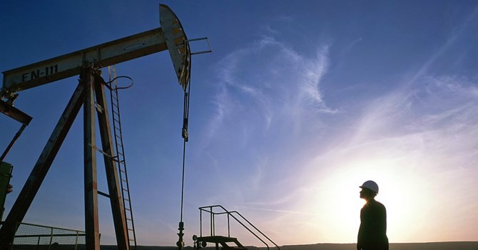 Giá dầu xuyên mốc 40USD/thùng khi nguồn cung mấp mé mức kỷ lục tại Mỹ