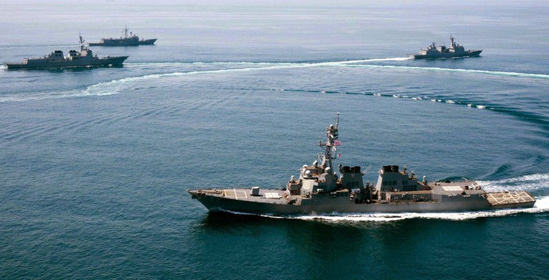 Cận cảnh 3 chiếc tàu Trung Quốc và khu trục hạm Mỹ trên biển Đông