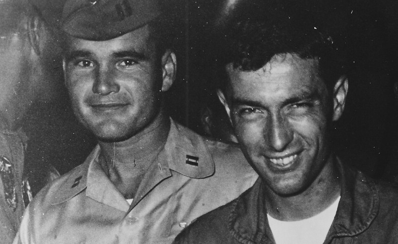 Phi công Don Harten (người bên phải) sau vụ tai nạn kinh hoàng trên biển Đông của máy bay B-52