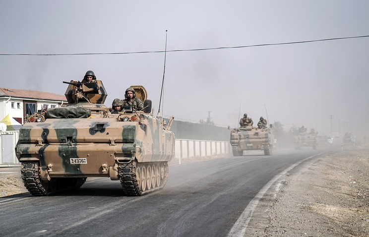 Xe tăng quân đội Thổ Nhĩ Kỳ trên đường tiến vào Syria