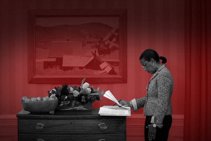 Cố vấn an ninh Nhà Trắng Susan E. Rice đang nghiên cứu tài liệu trong văn phòng. 