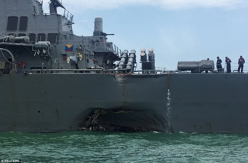 Lỗ thủng tai nạn va chạm trên thân khu trục hạm USS John S McCain - ảnh Dailymail