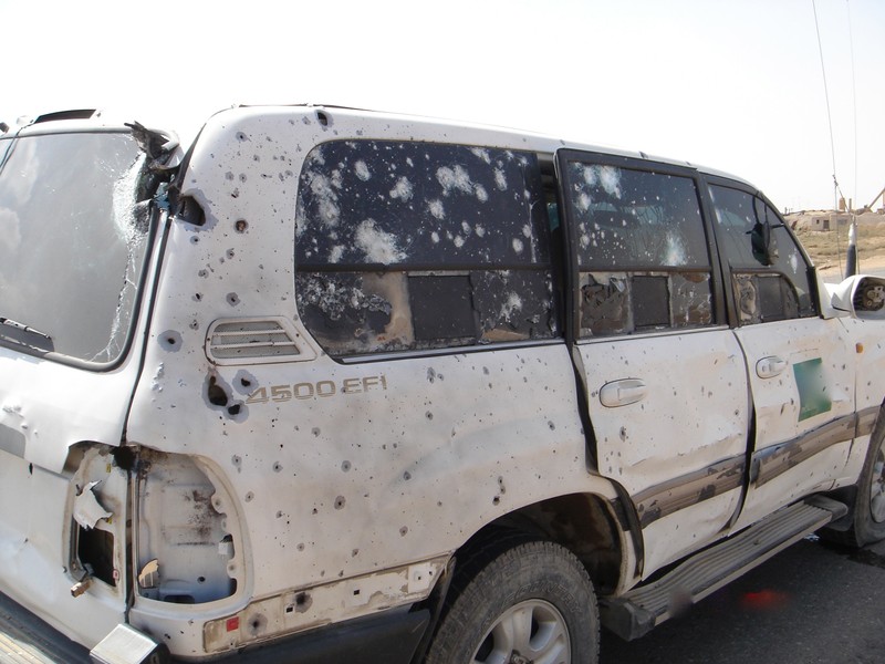 Một chiếc xe chở thủ lĩnh phiến quân HTS bị bắn nát trong một vụ ám sát - ảnh minh họa của South Front