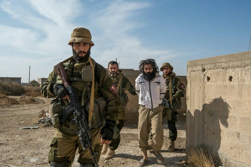Một tay súng IS nước ngoài được đưa về trại giam - ảnh truyền thông Săn IS 