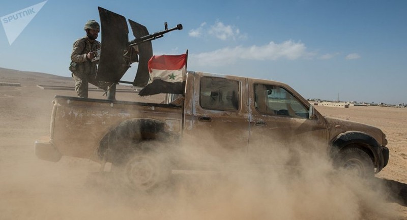 Xe cơ giới quân đội Syria tấn công trên sa mạc Deir Ezzor