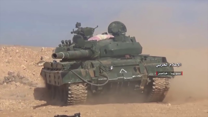 Xe tăng T-62 quân đội Syria tiến công trên chiến trường Aleppo - ảnh minh họa Masdar News