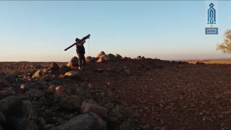 Một tay súng khủng bố HTS sử dụng tên lửa MANPAD bắn hạ máy bay L-39 không quân Syria - ảnh video