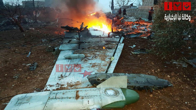 Một phần cánh chiếc máy bay Su-25 sau khi phát nổ và bốc cháy - ảnh truyền thông đối lập Syria
