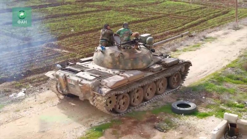 Xe tăng quân đội Syria cơ động trên chiến trường tỉnh Idlib. Anh minh họa Muraselon