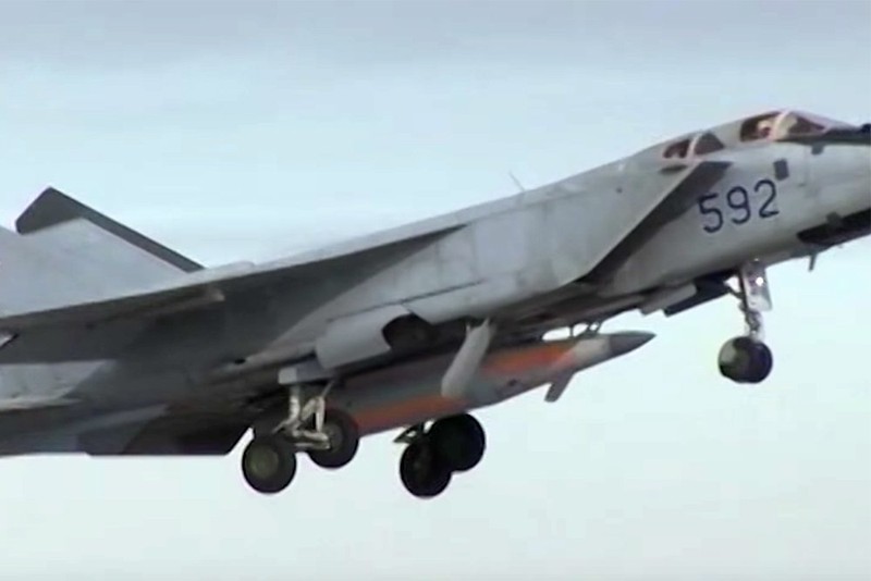 Máy bay tiêm kích đánh chặn tầm xa MiG - 31 và tên lửa Kinzhal - ảnh minh họa TV Zvezda