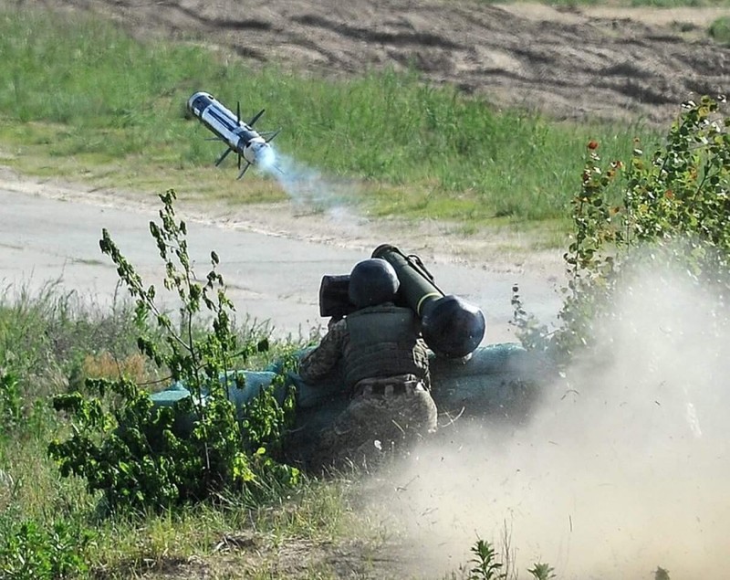 Binh sĩ Ukraina thử nghiệm tên lửa Javelin của Mỹ. Ảnh minh họa South Front