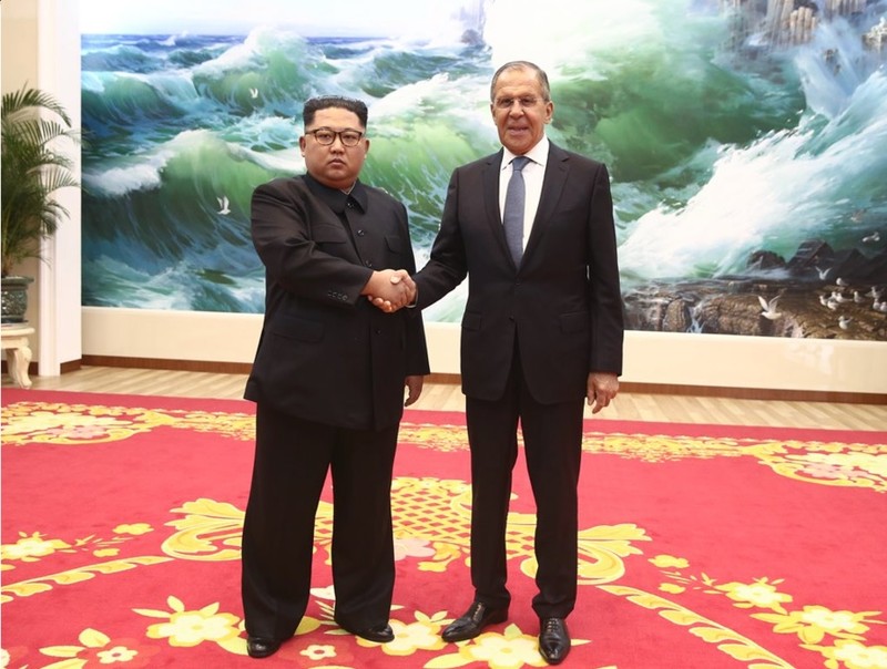 Ngoại trưởng Lavrov gặp và chào xã giao nhà lãnh đạo nước Cộng hòa Nhân dân Triều Tiên, ông Kim Jong-un. Ảnh minh họa RT