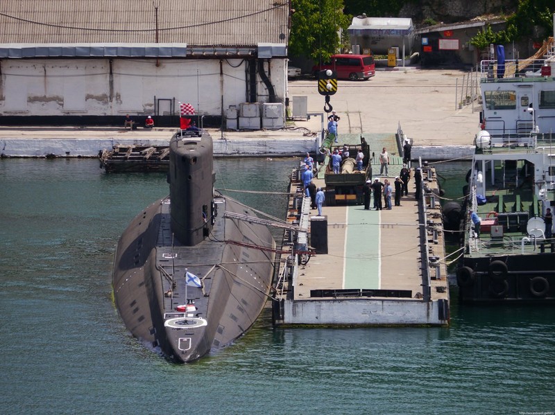 Tàu ngầm Kilo 636.3 nạp ngư lôi thế hệ UET-1. Ảnh blog bmpd