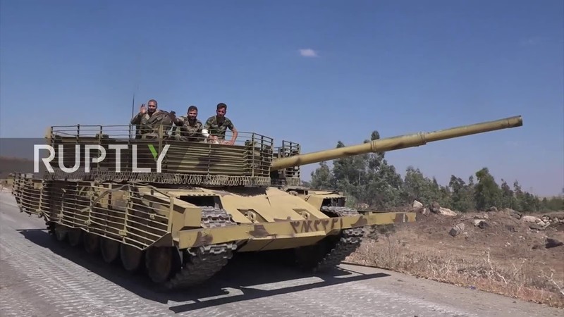 Xe tăng quân đội Syria tiến công vào thị trấn al-Shajara trên vùng nông thôn Daraa. Ảnh video