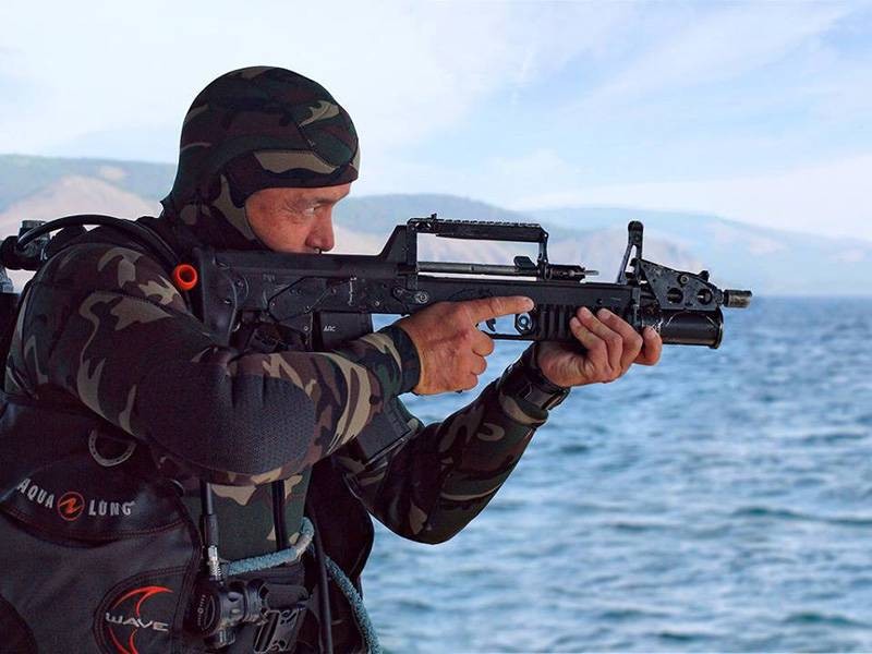 Hải quân đánh bộ Nga sử dụng súng tiểu liên lưỡng cư ADS. Ảnh minh họa: Russian Gazeta.